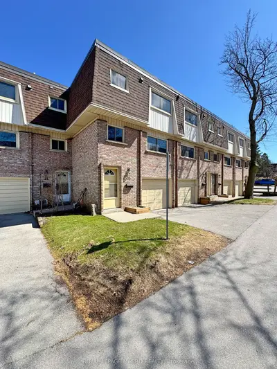 Condo Townhouse in Hamilton