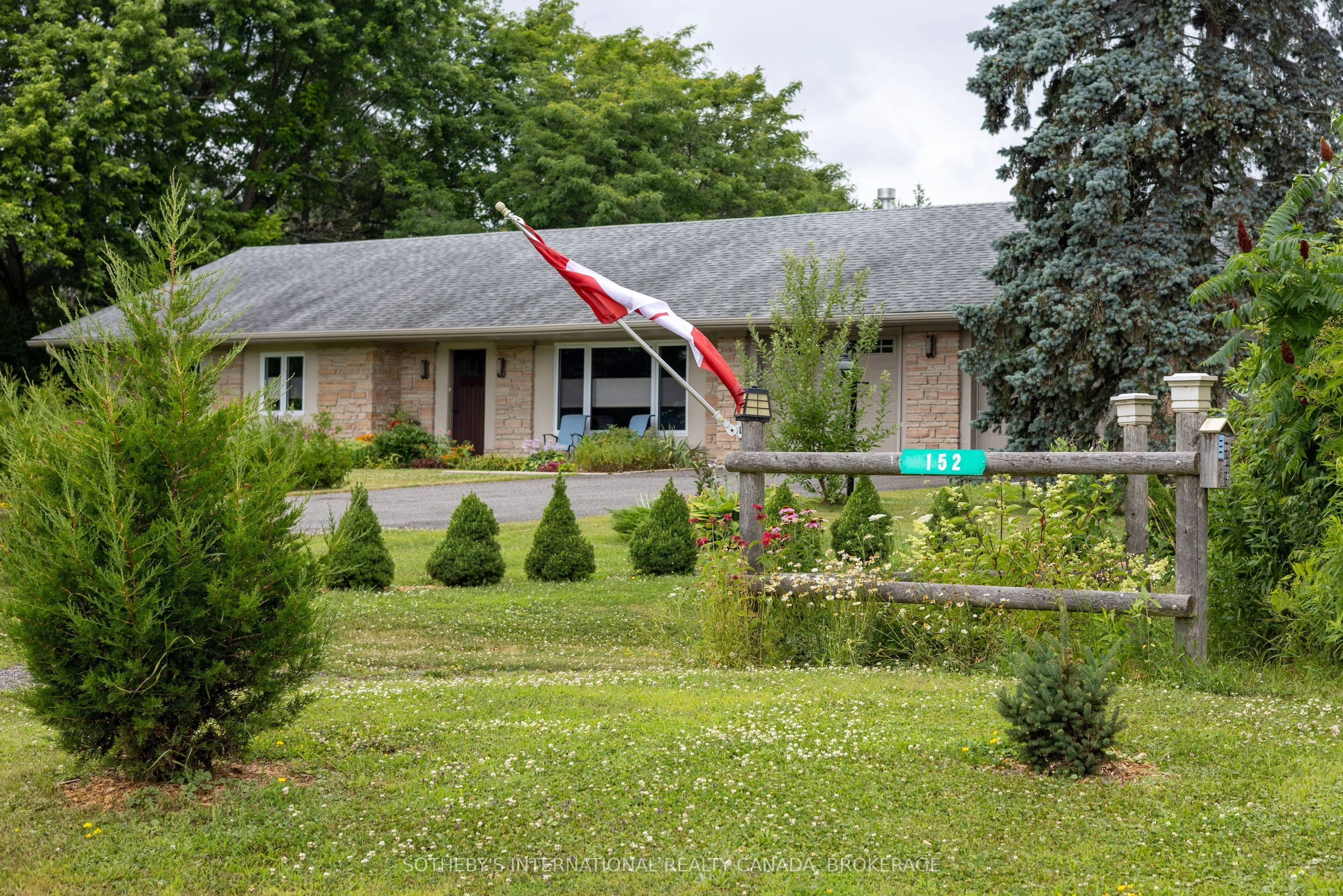 152 Thousand Islands Parkway, Front of Leeds & Seeleys Bay, ON K7G 2V4