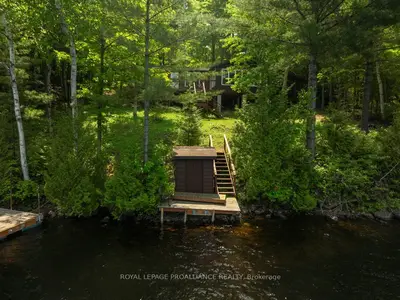 Detached in North Frontenac