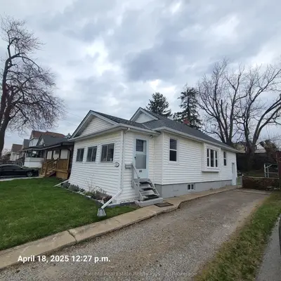 Detached in Niagara Falls