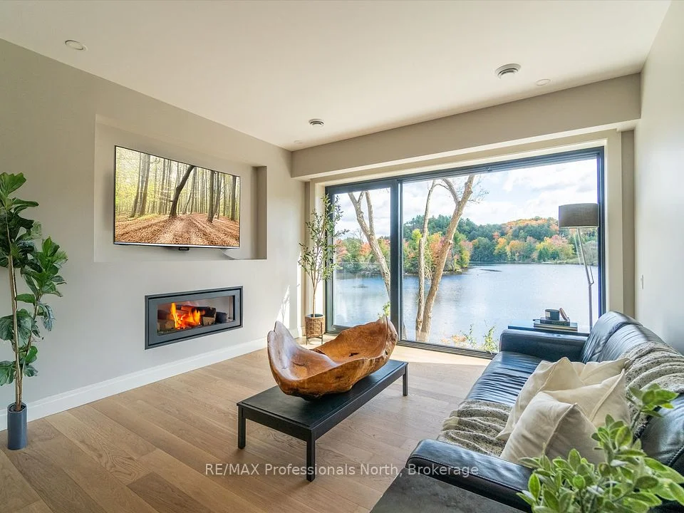 32 BRUNEL Road 103, Huntsville, ON P1H 1P5