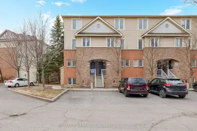Condo Townhouse in Cyrville - Carson Grove - Pineview