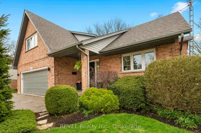 Detached in Niagara Falls