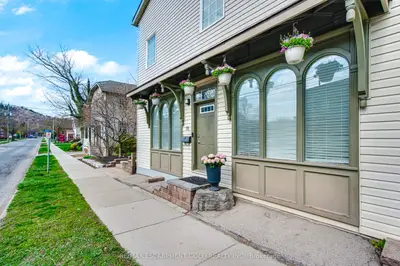 Condo Townhouse in Grimsby