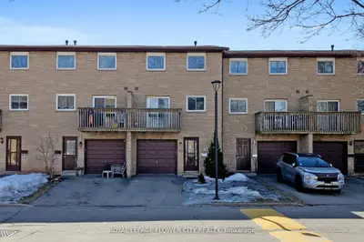 Condo Townhouse in Hamilton