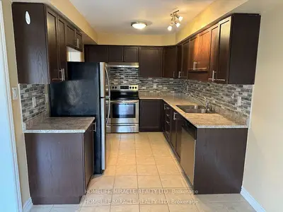 Att/Row/Townhouse in North Perth