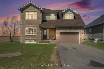 Detached in Russell