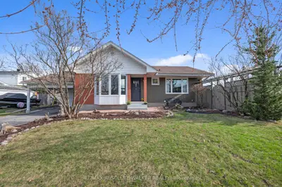 Detached in Parkway Park - Queensway Terrace S and Area