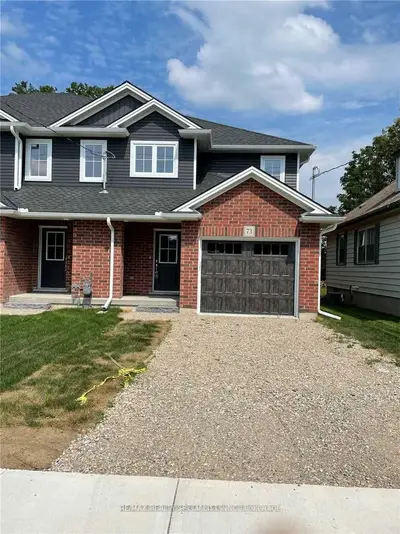 Att/Row/Townhouse in Woodstock