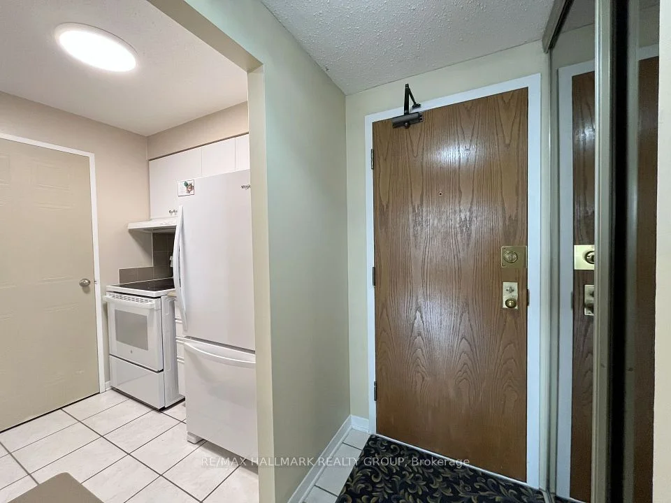 80 Sandcastle Drive 303, South of Baseline to Knoxdale, ON K2H 9E7