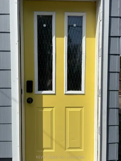 Detached in Niagara Falls