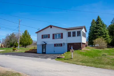 Detached in Central Frontenac