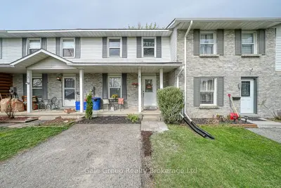 Att/Row/Townhouse in Woodstock