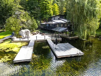 Detached in Leeds and the Thousand Islands