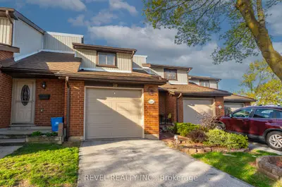 Condo Townhouse in Hamilton