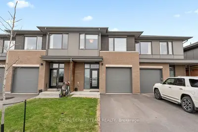 Att/Row/Townhouse in Manor Park - Cardinal Glen and Area