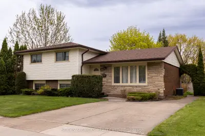 Detached in Niagara Falls