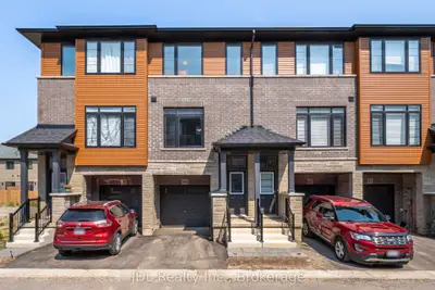 Att/Row/Townhouse in Brant