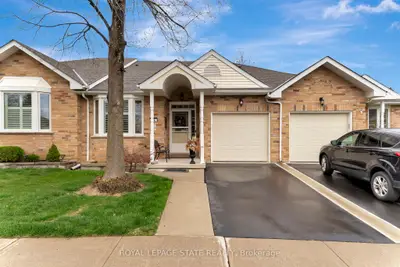 Condo Townhouse in Hamilton
