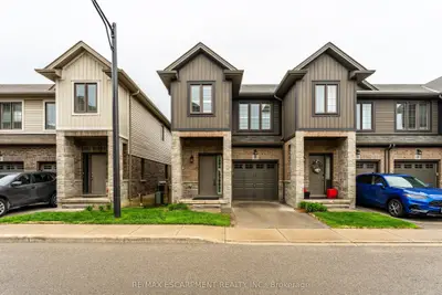 Condo Townhouse in Hamilton