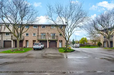 Condo Townhouse in Hamilton