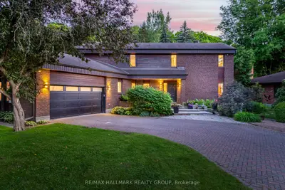 Detached in Beacon Hill North - South and Area