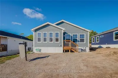 Leasehold Condo in Hamilton