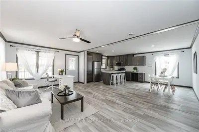 Leasehold Condo in Hamilton