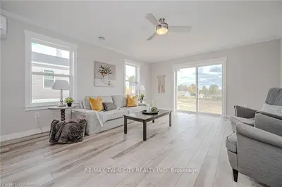 Leasehold Condo in Hamilton