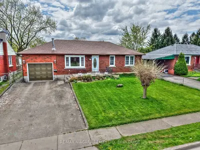 Detached in Niagara Falls