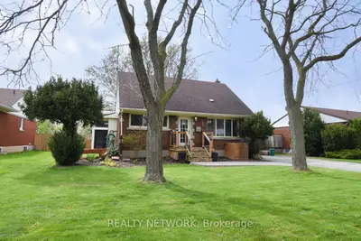 Detached in Niagara Falls