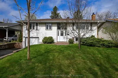 Detached in Billings Bridge - Riverside Park and Area