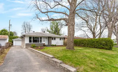 Detached in Parkway Park - Queensway Terrace S and Area