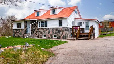 Detached in Parry Sound