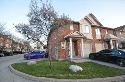 Condo Townhouse in Hamilton