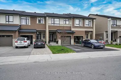 Att/Row/Townhouse in Blossom Park - Airport and Area