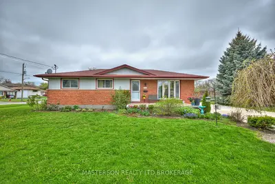Detached in Niagara Falls