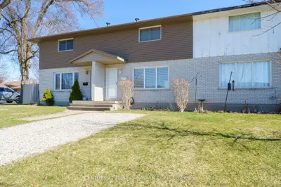 Att/Row/Townhouse in Strathroy-Caradoc