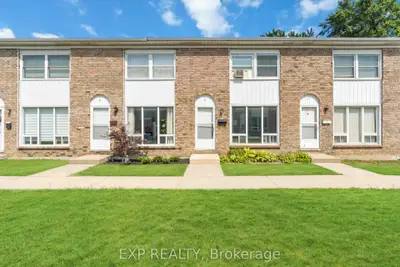 Condo Townhouse in Sarnia