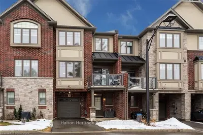 Att/Row/Townhouse in Hamilton