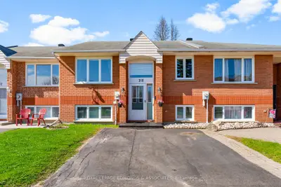 Att/Row/Townhouse in Pembroke
