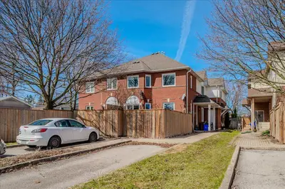 Att/Row/Townhouse in Hamilton