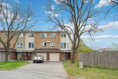 Att/Row/Townhouse in Tanglewood - Grenfell Glen - Pineglen