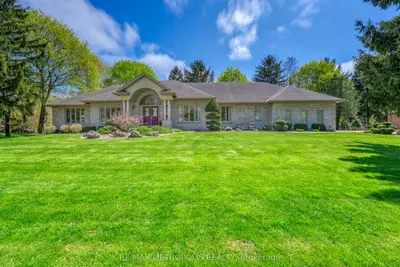 Detached in Sarnia