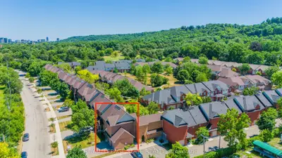 Condo Townhouse in Hamilton