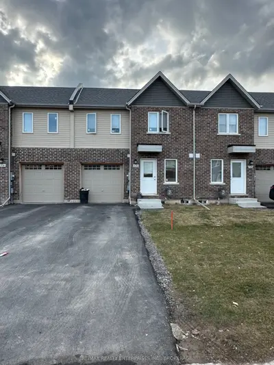 Att/Row/Townhouse in Welland