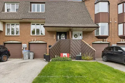 Att/Row/Townhouse in North Perth