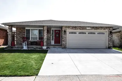 Detached in Niagara Falls