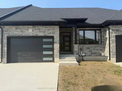 Att/Row/Townhouse in North Middlesex