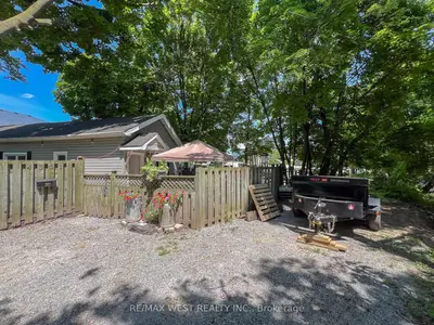 Detached in Niagara Falls